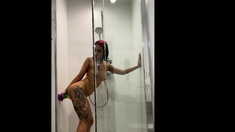 Cam girl uses her parents bathroom for fucking her dildo