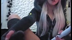 Haley amateur blonde girl toying pussy using a vibrator
