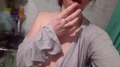 Hot Teen's Solo Orgasm in the Bathtub