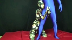 Amateur CDin latex dildoing