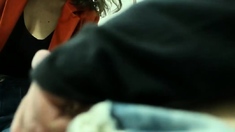 Senhora Madura Faz Boquete Em Desconhecido Na Sala De